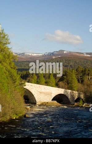 Le vieux pont de Dee à Invercauld, Braemar, à la forêt d'Ballochbuie à travers les collines de la White mounth. Banque D'Images