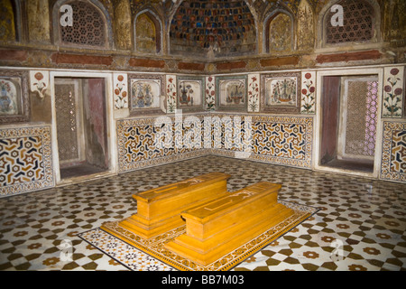 Tombes dans l'Itimad-ud-Daulah mausolée, également connu sous le nom de Baby Taj, Agra, Uttar Pradesh, Inde Banque D'Images