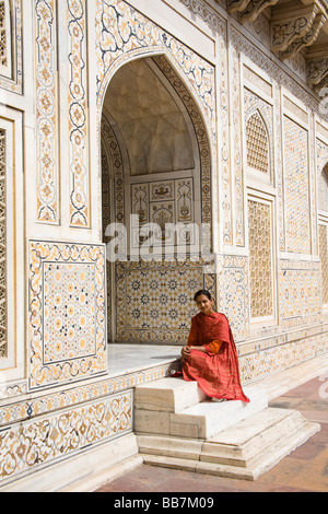 Femme assise sur les marches de l'Itimad-ud-Daulah mausolée, également connu sous le nom de Baby Taj, Agra, Uttar Pradesh, Inde Banque D'Images