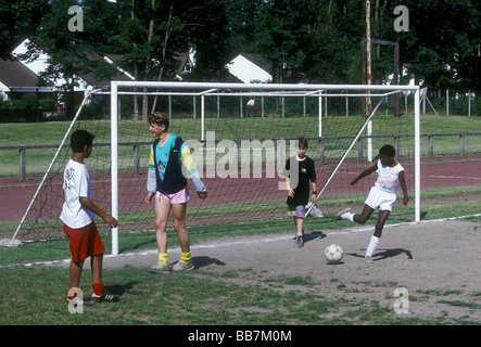 Les étudiants français, de gym, jouer au soccer, football, joueurs de football, jeu de football, Verneuil-sur-Seine, Ile-de-France, France, Europe Banque D'Images