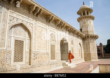 Dame debout sur les marches de l'Itimad-ud-Daulah mausolée, également connu sous le nom de Baby Taj, Agra, Uttar Pradesh, Inde Banque D'Images