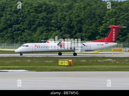 Baboo Bombardier DHC-8-402 Q400 avion HB-JQA décollant de l'aéroport de Genève Suisse Geneve Suisse Banque D'Images
