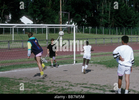 Les étudiants français, de gym, jouer au soccer, football, joueurs de football, jeu de football, Verneuil-sur-Seine, Ile-de-France, France, Europe Banque D'Images