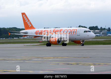 Easyjet Airbus A319-111 HB-JZQ Airliner roulage à l'aéroport de Genève Suisse Geneve Suisse Banque D'Images