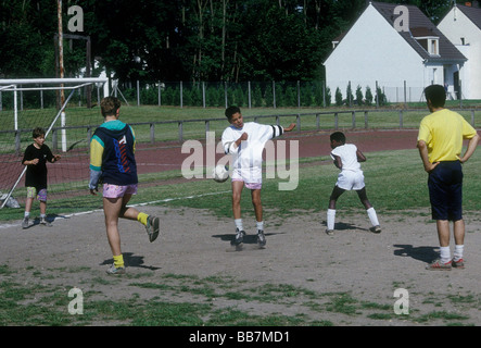 Les étudiants français, de gym, jouer au soccer, football, joueurs de football, jeu de football, Verneuil-sur-Seine, Ile-de-France, France, Europe Banque D'Images