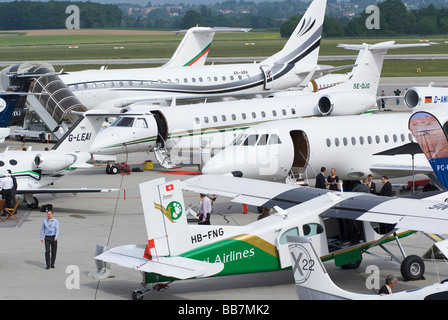 Des jets d'affaires exécutif et les avions à turbopropulseurs au Salon EBACE avion à l'aéroport de Genève Suisse Geneve Suisse Banque D'Images