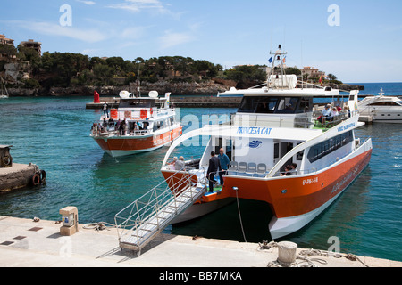 Les touristes sur les sites touristiques en catamaran à fond de verre harbour Porto Cristo Mallorca Espagne Banque D'Images