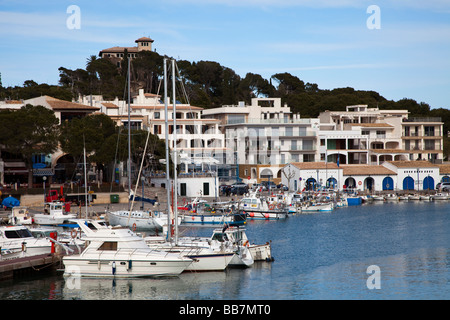 Bateaux dans port et le développement côtier Cala Ratjada Majorque Espagne Banque D'Images