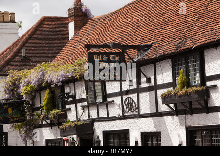 Angleterre Berkshire Beaconsfield High Street Bel et le Dragon pub l'un des plus anciennes auberges de Britains datant de 1417 Banque D'Images