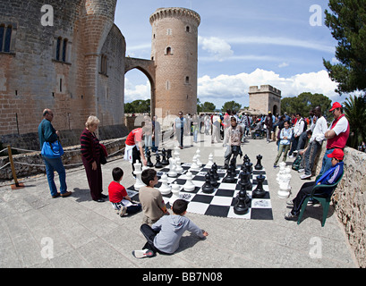 Les gens jouant aux échecs dans l'air extérieur tournament Le château de Bellver Palma Majorque Banque D'Images