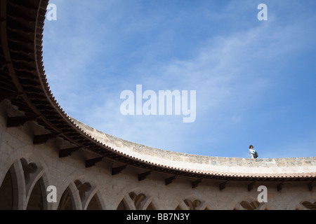 Femme sur la toiture du château de Bellver Palma Majorque Banque D'Images