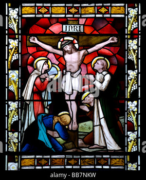 Vitrail de la crucifixion du Christ, l'église St.Edith, moines Kirby, Warwickshire, England, UK Banque D'Images