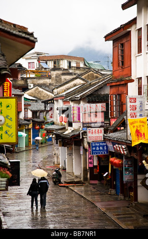 Les rues humides vide dans le village de vacances de Yangshoa, Guangxi, Chine color Banque D'Images