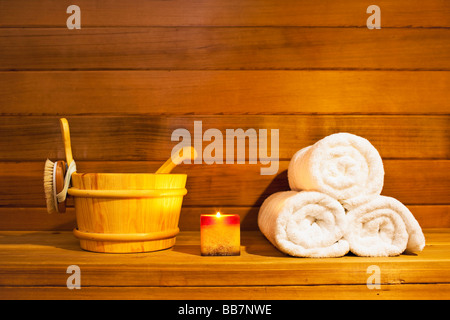 Intérieur d'un sauna en cèdre. Banque D'Images