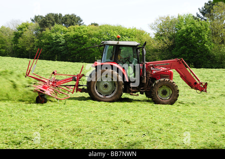 Tracteur et machine à SilageTedding Pembrokeshire Wales UK Bosherston Banque D'Images