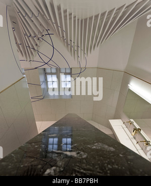 Rénovation mesdames toilettes au Victoria and Albert Museum l'intégration d'une installation d'art géométrique Banque D'Images