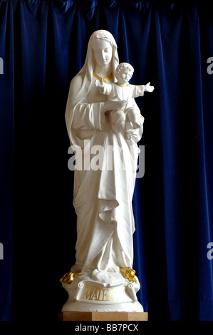 Vierge à l'enfant sculpture dans l'église St.Edith, moines Kirby, Warwickshire, England, UK Banque D'Images