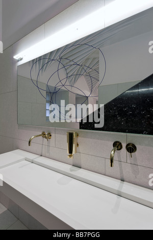 Rénovation mesdames toilettes au Victoria and Albert Museum l'intégration d'une installation d'art géométrique Banque D'Images