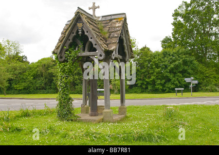 La pompe à eau sur Leigh Village Green Surrey England Banque D'Images