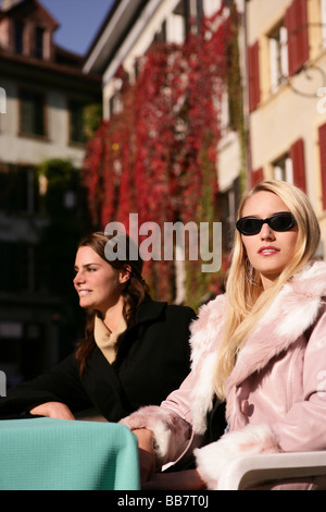 Deux femmes dans un café de la rue Banque D'Images