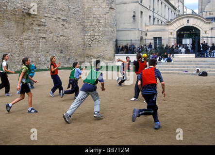 Les étudiants français, jouer au baseball, Lycée Charlemagne, quartier du Marais, Paris, France Banque D'Images