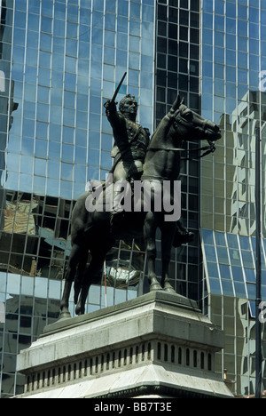 Monument Simon Bolivar, fenêtres en verre réfléchissant de gratte-ciel en arrière-plan, Paseo del Prado / Avenida 16 del Julio, la Paz, Bolivie Banque D'Images