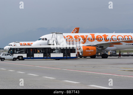 Easyjet Airbus A319-111 G-EZAW sur avion de support distant le débarquement des passagers à l'aéroport de Genève Suisse Geneve Suisse Banque D'Images