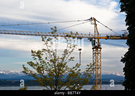Grue de construction avec les Alpes Suisses dans l'arrière-plan Banque D'Images