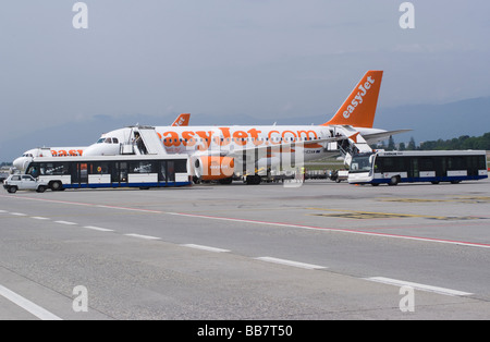 Easyjet Airbus A319-111 G-EZAW sur avion de support distant le débarquement des passagers à l'aéroport de Genève Suisse Geneve Suisse Banque D'Images