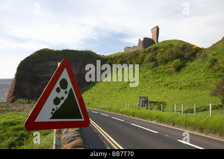 Les chutes de pierres signer sous Red Bay castle sur l'A2 route côtière causeway coast road County Antrim Irlande du Nord UK Banque D'Images