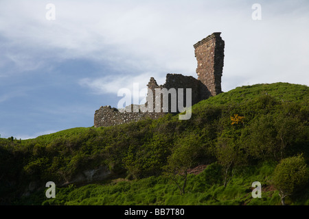 Le 14e siècle red bay castle sur la pointe de la baie rouge au-dessus d'une falaise dans le comté d'Antrim en Irlande du Nord uk Banque D'Images