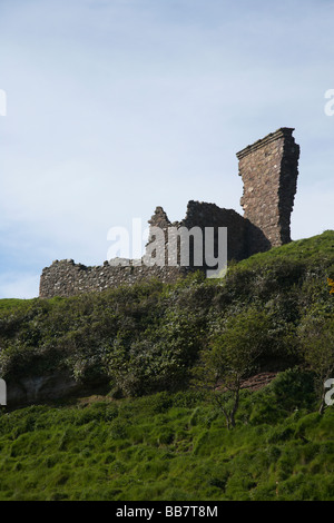 le château de la baie rouge du 14th siècle sur le promontoire au-dessus de la baie rouge dans le comté d'antrim, au nord de l'irlande, a été ruiné par les forces cromwelliennes en 1652 Banque D'Images