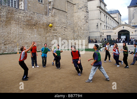 Les étudiants français, jouer au baseball, Lycée Charlemagne, quartier du Marais, Paris, France Banque D'Images