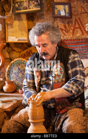 Travail sur l'argile Potter un manuel roue de poterie en Cappadoce Turquie Banque D'Images