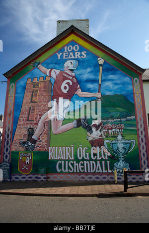 Fresque commémorant les 100 ans de ruairi og hurling et gaa equipes à cushendall le comté d'Antrim en Irlande du Nord uk Banque D'Images