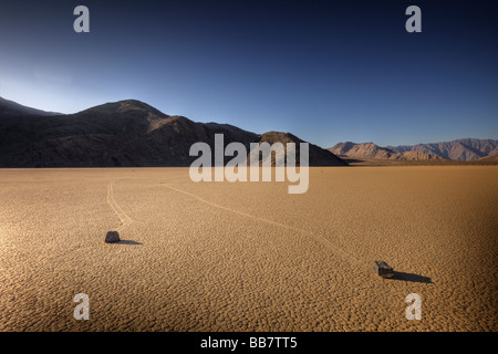 Déménagement sur roches salines à l'hippodrome dans la région de Death Valley National Park en Californie USA Banque D'Images