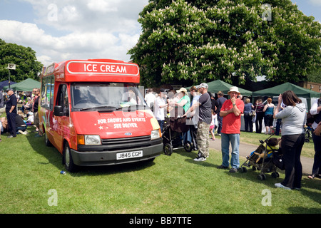 Les gens faisant la queue pour acheter de la crème glacée à partir d'un ice cream van Banque D'Images