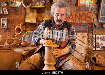 Potter dans son studio en Cappadoce Turquie travaillant sur un pied d'argile conduit potters wheel Banque D'Images