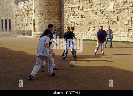 Les étudiants français, de gym, joueur de football, joueurs de football, jouant au football, jeu de football, Lycée Charlemagne, quartier du Marais, Paris, France, Europe Banque D'Images