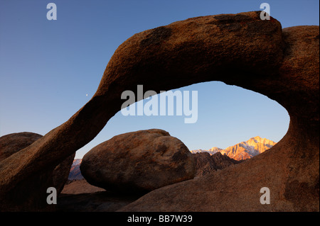 Mount Whitney vu à travers la roche naturelle arch près de Lone Pine en Californie USA Banque D'Images