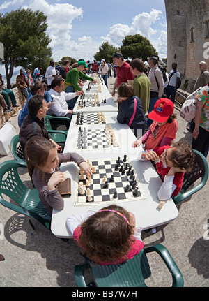 Les gens jouant aux échecs dans l'air extérieur tournament Palma Majorque Banque D'Images