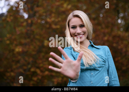 Woman reaching out la main dans la nature Banque D'Images