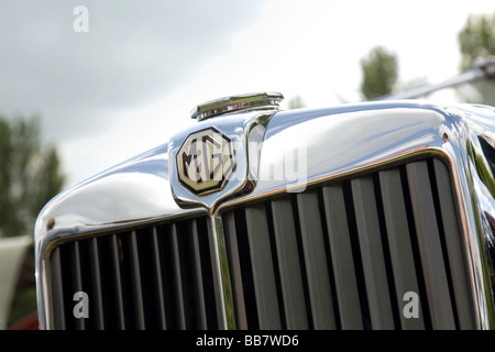 De près de l'Insigne MG sur une voiture de sport MG vintage radiateur, Wallingford Oxfordshire rallye de voitures classiques, UK Banque D'Images