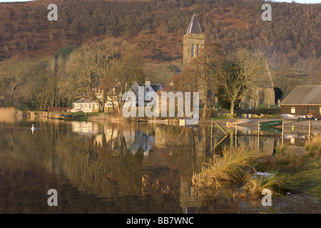 Réflexions d'hiver Lac de Menteith Parc national du Loch Lomond et des Trossachs Stirlingshire Ecosse Banque D'Images