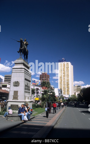 Monument Simon Bolivar, Edificio Alameda Building (blanc / jaune) en arrière-plan, Paseo del Prado / Avenida 16 del Julio, la Paz, Bolivie Banque D'Images