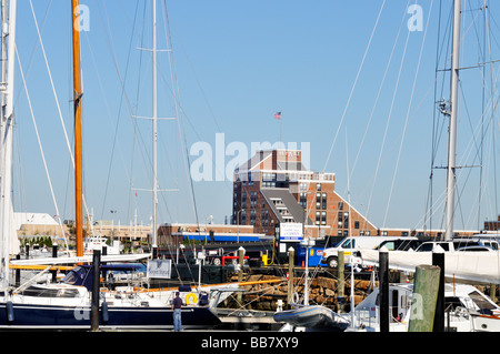 Newport Rhode Island Harbour avec vue sur l'hôtel Hyatt Regency sur Goat Island au large de Newport Banque D'Images