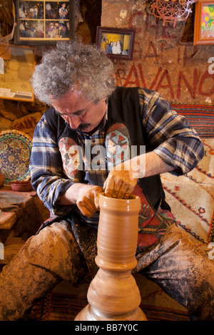 L'argile de potier sur un pied conduit potters wheel dans son studio en Cappadoce Turquie Banque D'Images