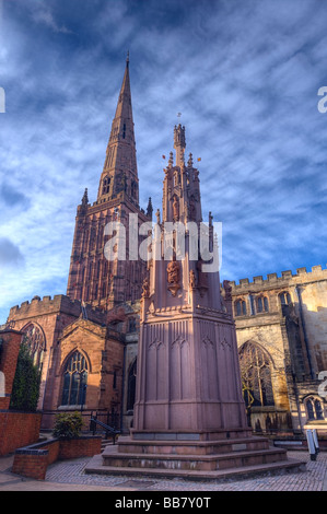 L'église Holy Trinity à Coventry dans la nuit, Coventry, West Midlands de l'Angleterre, Royaume-Uni Banque D'Images