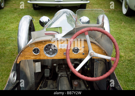 Un gros plan de la planche de bord d'une voiture de sport vintage britannique au rallye de voitures classiques de Wallingford, Oxfordshire, UK Banque D'Images