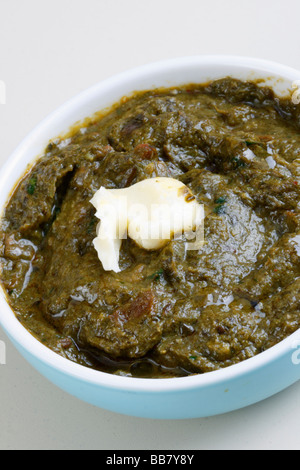 Sarson ka saag est un plat composé de feuilles de moutarde et épices servi avec makki ki roti Banque D'Images